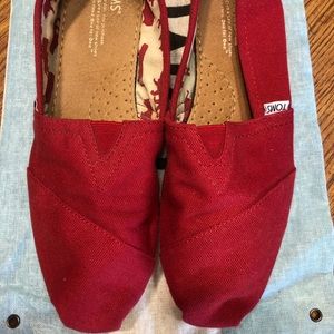 Women’s Red Toms size 9